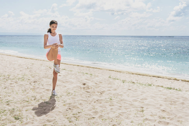 heureuse femme sportive faisant jambes étirant avant le jogging
 - Photo, image