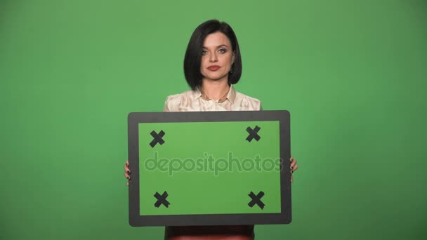 Młoda kobieta, trzymając chromakey zarządu - Materiał filmowy, wideo