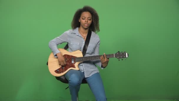 Singing woman playing guitar - Footage, Video