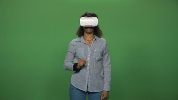 Mujer negra usando gafas VR
 - Imágenes, Vídeo