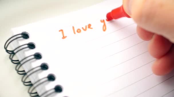 Χέρι γράφοντας αγάπη σας πολλές φορές με κόκκινο μαρκαδόρο - Πλάνα, βίντεο