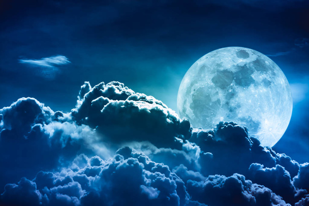 スーパー月。夜空の雲と、明るい満月  - 写真・画像