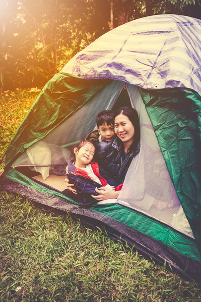 Vintage sävy kuva onnellinen perhe katselee kameraa camping
  - Valokuva, kuva