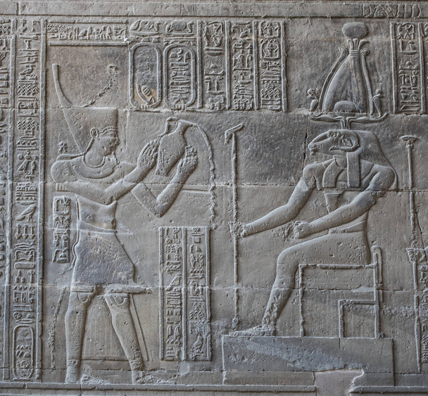 Titokzatos faragványok, egy ősi egyiptomi templom falán - Fotó, kép