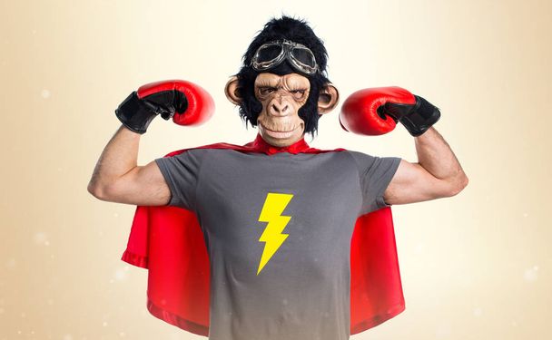 Hombre fuerte mono superhéroe sobre fondo ocre
 - Foto, Imagen