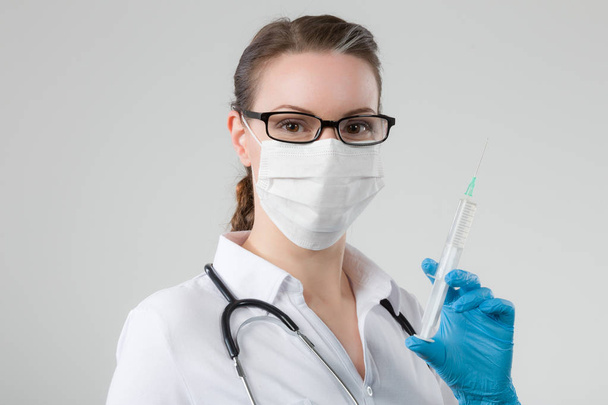 женщина-врач с иглой для инъекций
 - Фото, изображение