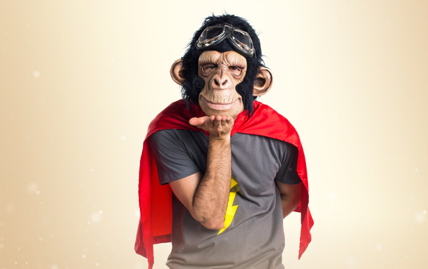 Opičí muž pošle polibek na okrové pozadí - Fotografie, Obrázek