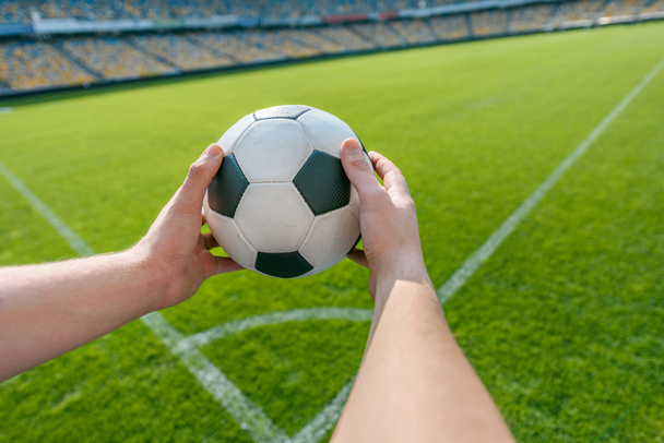 persona sosteniendo pelota de fútbol
 - Foto, imagen
