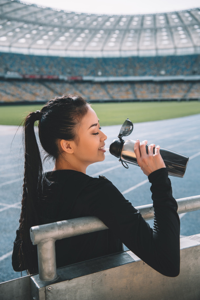 Sportswoman drinking water  - Zdjęcie, obraz
