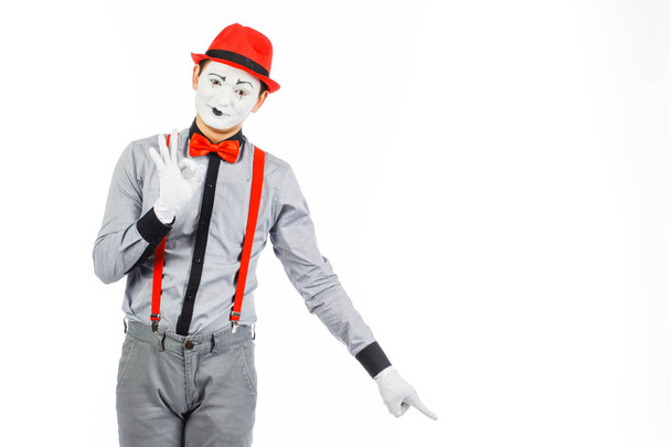 Porträt eines Mannes, Künstlers, Clowns, Pantomimen. zeigt etwas, isoliert - Foto, Bild