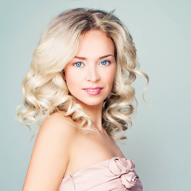 Perfect Blonde Fashion Model Woman with Curly Hair and Makeup - Fotografie, Obrázek