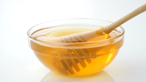 Медовая ложка, окунутая в мед в замедленной съемке
 - Кадры, видео