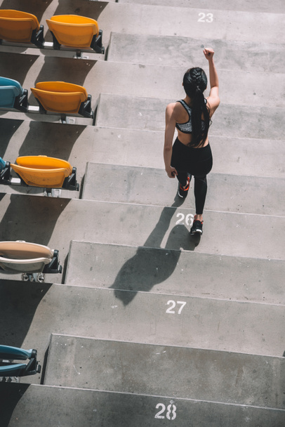 sportoló fut, lépcsőn stadium - Fotó, kép