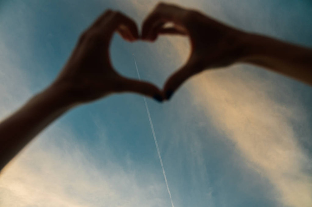 Aşk dolu kalp şeklinde eller. - Fotoğraf, Görsel