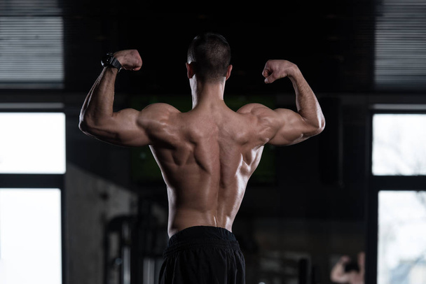 Bodybuilder Fitness Model Posing Double Biceps After Exercises - Zdjęcie, obraz
