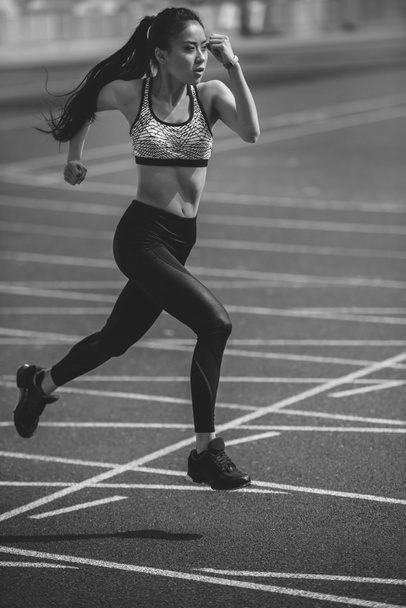 Sportswoman courir sur le stade
  - Photo, image