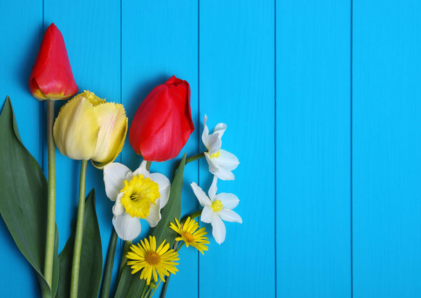 Tulipanes sobre fondo de madera
 - Foto, Imagen