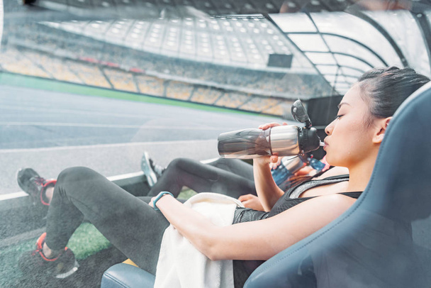 Спортивні жінки відпочивають на стадіоні
  - Фото, зображення