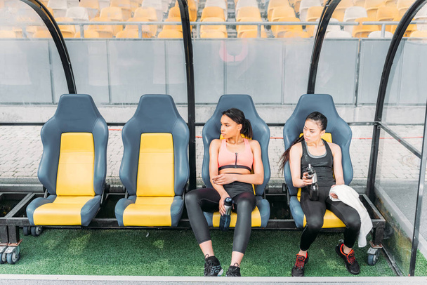 Спортсменки отдыхают на стадионе
  - Фото, изображение