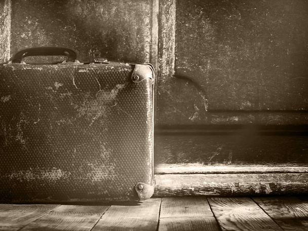 Стара старовинна валіза на дерев'яній підлозі.
 - Фото, зображення