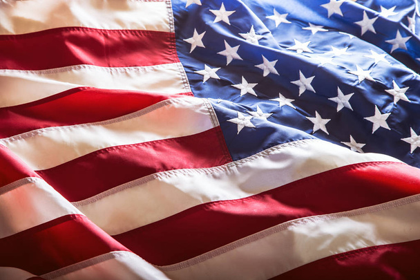 USA:n lippu. Amerikan lippu. Amerikan lippu puhaltaa tuulta. Lähemmäs. Studiokuva
 - Valokuva, kuva