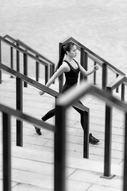 Sportvrouw training op de trappen van het stadion  - Foto, afbeelding