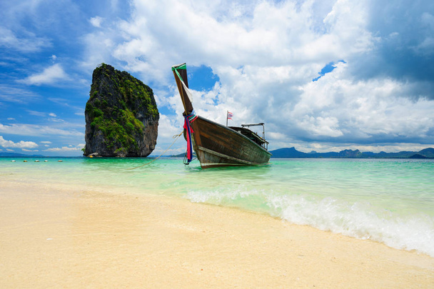 poda 島、クラビ、タイのロングテール ボート - 写真・画像
