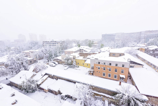 Nieve fuerte en Moldavia, vista del hospital de emergencia nacional
 - Foto, imagen