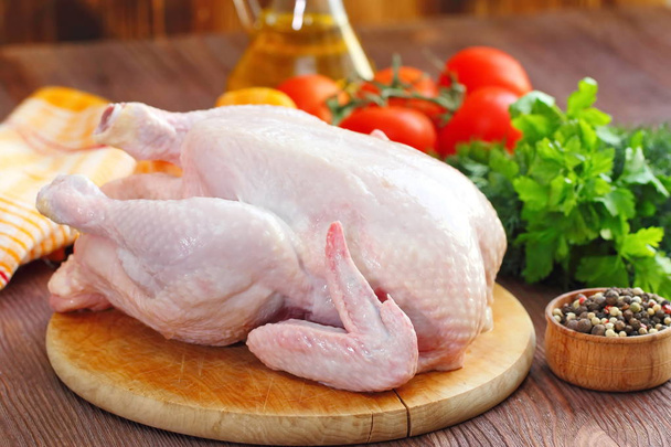 Pollo crudo con verdure e spezie prima della cottura
 - Foto, immagini