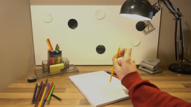 Цветные карандаши на столе. Рука Манса берет карандаш и хочет рисовать на поверхности 4k
 - Кадры, видео