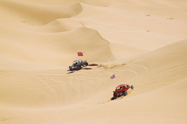 ATV pilotos no vasto deserto
 - Foto, Imagem