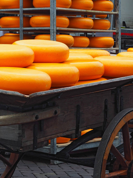 Chariot en bois plein de fromage
 - Photo, image