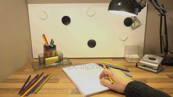 Цветные карандаши на столе. Рука Манса берет карандаш и хочет рисовать на поверхности 4k
 - Кадры, видео