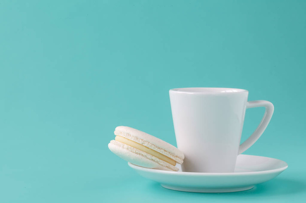 Coffee with white macaroon - Фото, зображення