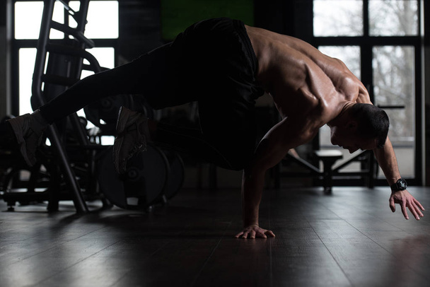 Athlete Doing Extreme Handstand In Gym - Foto, Imagem