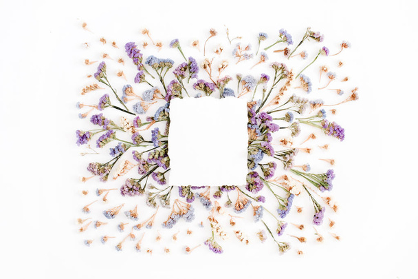 leeres weißes Papier blanko auf blauem und violettem Trockenblumenrahmen  - Foto, Bild