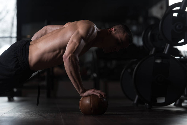Pushup On Ball With One Hand - Foto, Bild