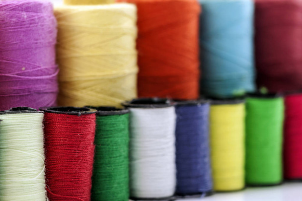 Reels or spools of multicolored sewing threads. Threads of all c - Foto, immagini