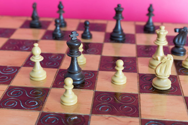 Schaken op een schaakbord gefotografeerd - Foto, afbeelding
