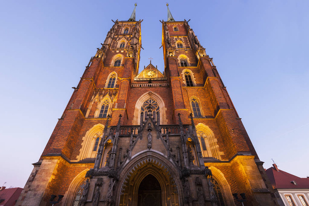 Catedral de Wroclaw à noite
 - Foto, Imagem