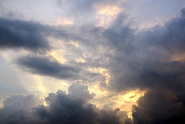 Bulutlar dışarı arkasında parlayan güneş ile - Fotoğraf, Görsel