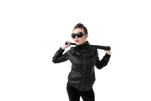 hněv obchodní žena v šatech s dřevěnými baseballovou pálkou, izolovaných na bílém pozadí - Fotografie, Obrázek