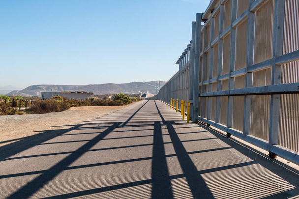 Εμάς-Μεξικό τοίχος συνόρων μεταξύ του Σαν Ντιέγκο και της Tijuana - Φωτογραφία, εικόνα