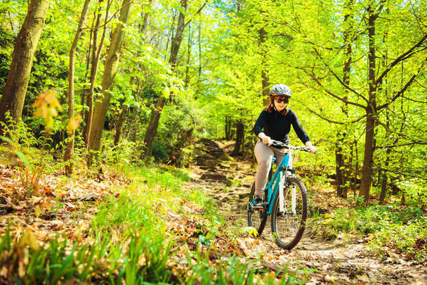 Young Woman Riding Her Mountain Bike - 写真・画像