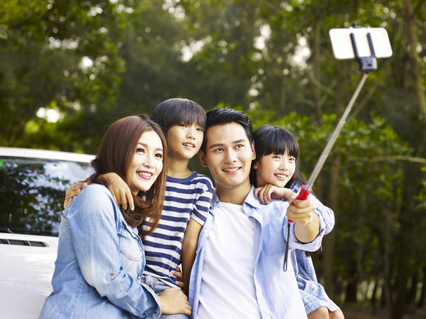 asiatique famille prendre un selfie pendant voyage
 - Photo, image