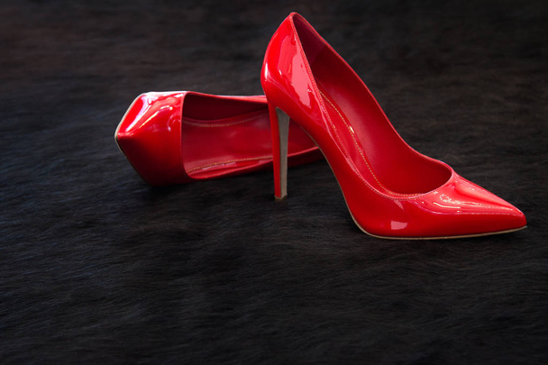 Red shoes on the skin of the beast - Valokuva, kuva