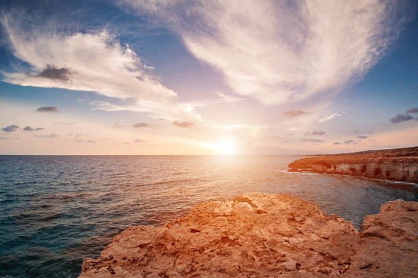Sonnenuntergang in Zypern - Mittelmeerküste. Meereshöhlen bei Ayia napa. - Foto, Bild