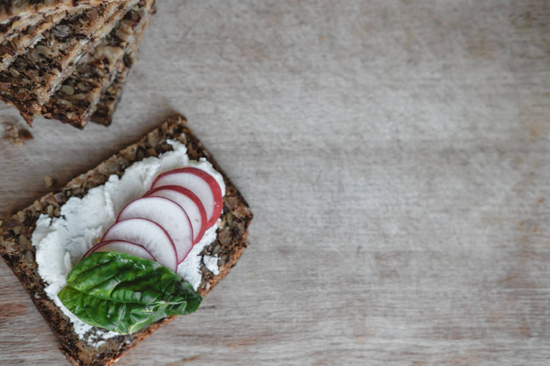 Space for text. Fitness bread with cottage cheese, radish and ba - Φωτογραφία, εικόνα