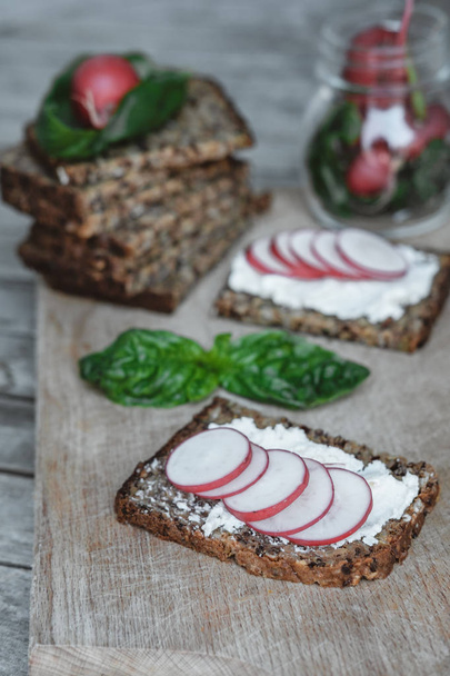 Fresh Vegetable Sandwich with cottage cheese, radish and basil o - 写真・画像