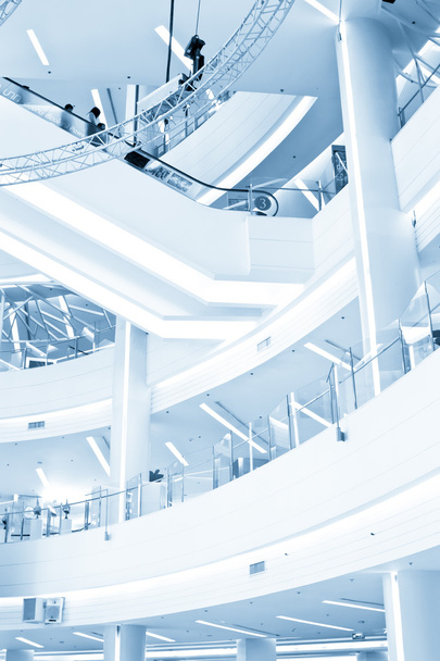 Centro comercial moderno Interior y escalera mecánica
 - Foto, Imagen
